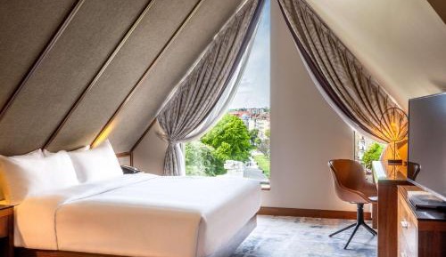 Superior King Room with Park/City View