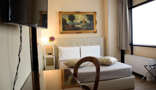 Deluxe Room (2 Adults + 1 Child)