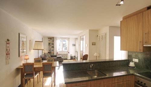 Apartment with Mountain View