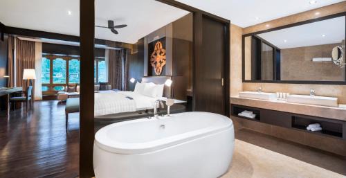 Deluxe King, Larger Guest room, 1 King or 1 Double, Sofa bed