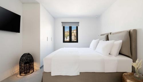 Elegant Suite with Private Outdoor Pool and Sea View