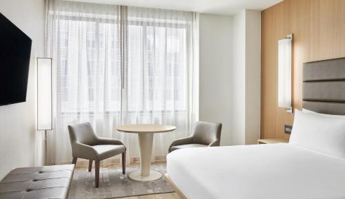 King Room with Adapted Tub - Mobility Accessible
