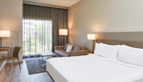 King Room with Tub - Mobility Accessible