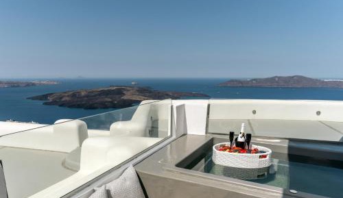 Superior Suite with private outdoor jetted tub and sea view