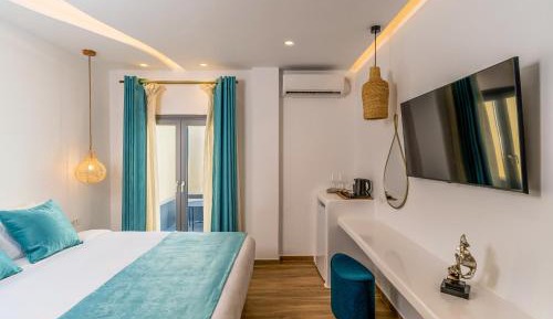 Junior Suite with with private outdoor jetted and courtyard view tub