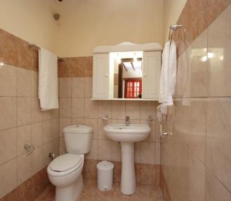 Studio (5 Adults)