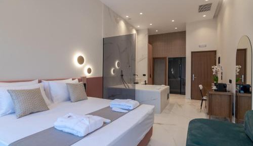 Deluxe Suite with Indoor Jacuzzi - City View