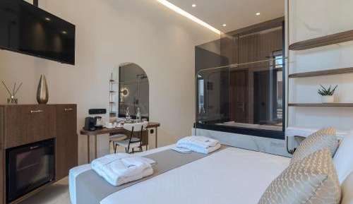 Superior Suite with Indoor Jacuzzi - City View