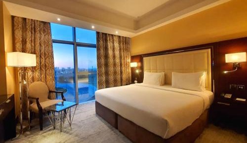 Deluxe One-Bedroom Suite Creek View