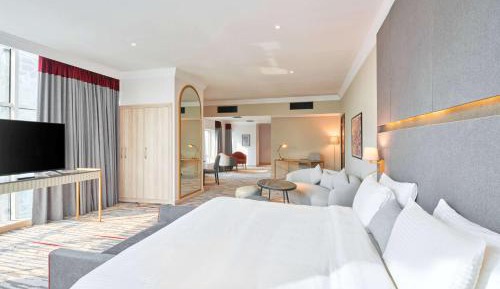 Chic King Room with Mobility Access, Roll-In Shower with Grab Bars - Smoking