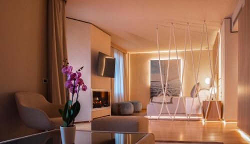 One-Bedroom Suite with Balcony and Sea View
