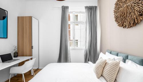 2-Bedroom Apartment With Balcony (Allenby 9)	