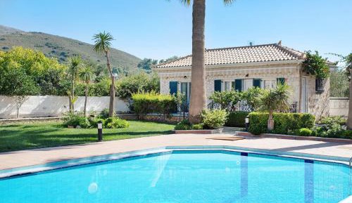 Villa with Garden View