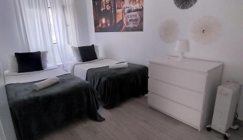 Budget Twin Room with Shared Bathroom
