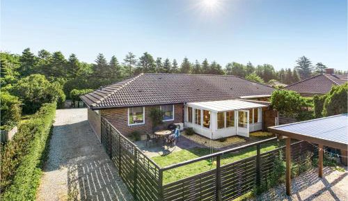 Three-Bedroom Holiday Home 