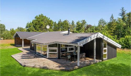 Three-Bedroom Holiday Home 
