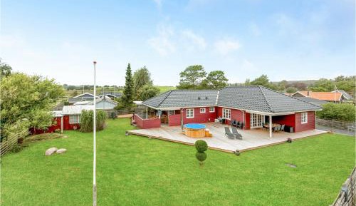 Four-Bedroom Holiday Home