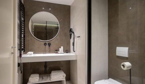 Suite with Bathtub