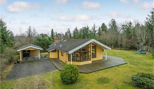 Three-Bedroom Holiday Home 