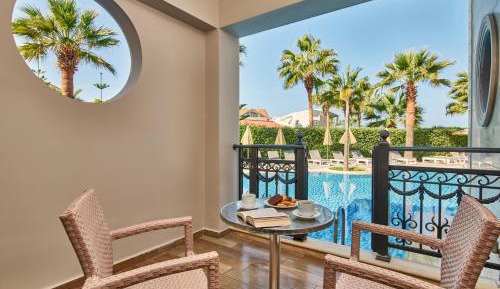 Swim Up Junior Suite with Pool View