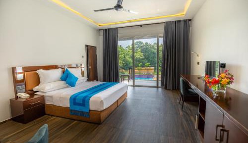 King Suite with Pool View
