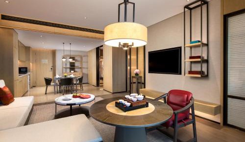 One-Bedroom Suite with Club Lounge Access