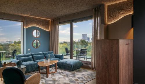 Three-Bedroom Apartment with Lake View