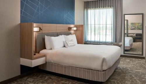 Wide King Suite with Trundle Bed