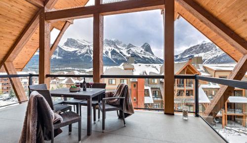 Apartment with Mountain View