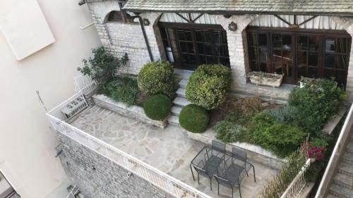 Studio with Terrace and Lake View