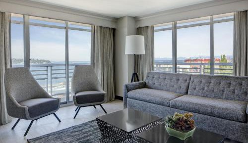 1 Bedroom Junior Suite, 1 King, Sofa bed, Water view