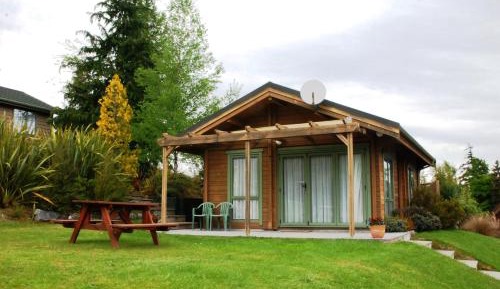 One-Bedroom Queen Chalet with Spa Bath