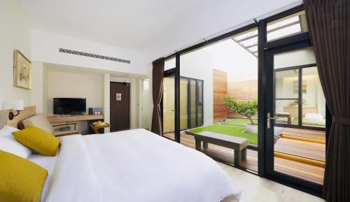 Premium Quadruple Room with Combined 2 Electric Adjustable Single Beds and 2 Futon Bed