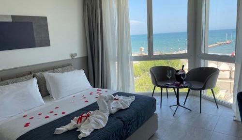 Deluxe Double or Twin Room with Sea View