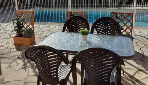 Apartment with Pool View 
