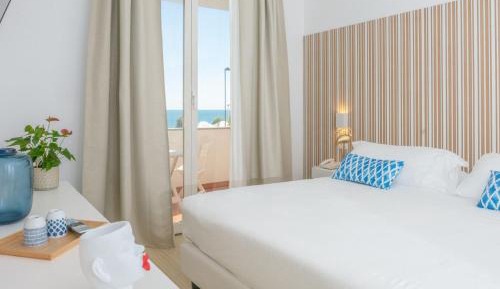 Deluxe Double Room with Side Sea View