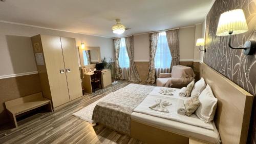 Standard Queen Room