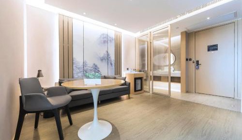 Deluxe Suite 