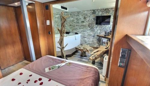 Suite with Hot Tub