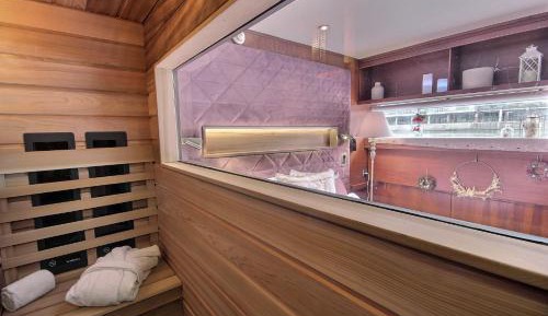 Suite with Hot Tub