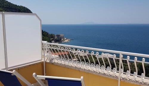 Standard Triple Room with Sea View