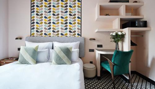 Medium Room with Terrace
