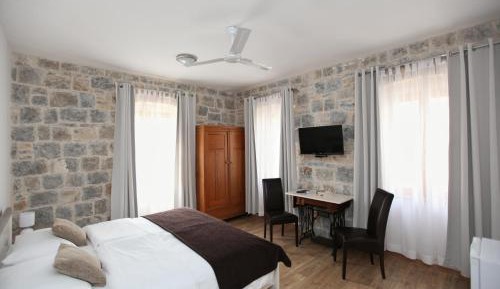 Deluxe King Suite