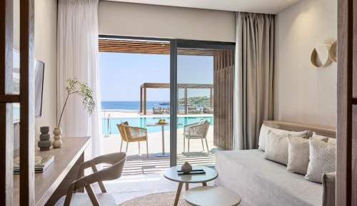 Open Plan Suite with Sea View & Sharing Pool