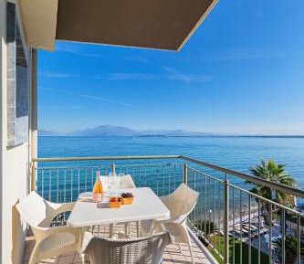 Apartment with Lake View