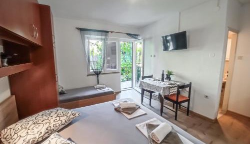 Apartment with Garden View
