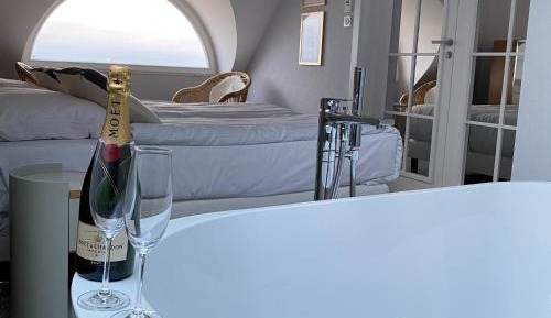 Deluxe Suite with Spa Bath