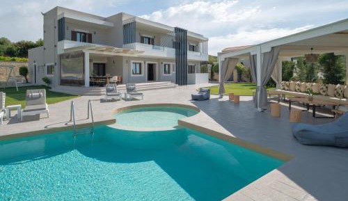 Εight-Bedroom Villa