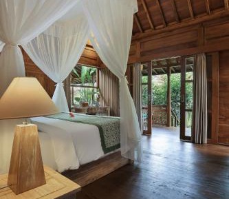 Wooden Deluxe Double Room with Garden View 