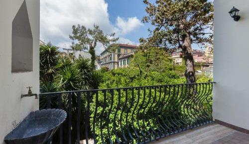 Suite with Balcony and Garden View